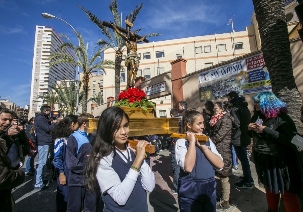 Procesión infantil en Alicante para abrir la Semana Santa